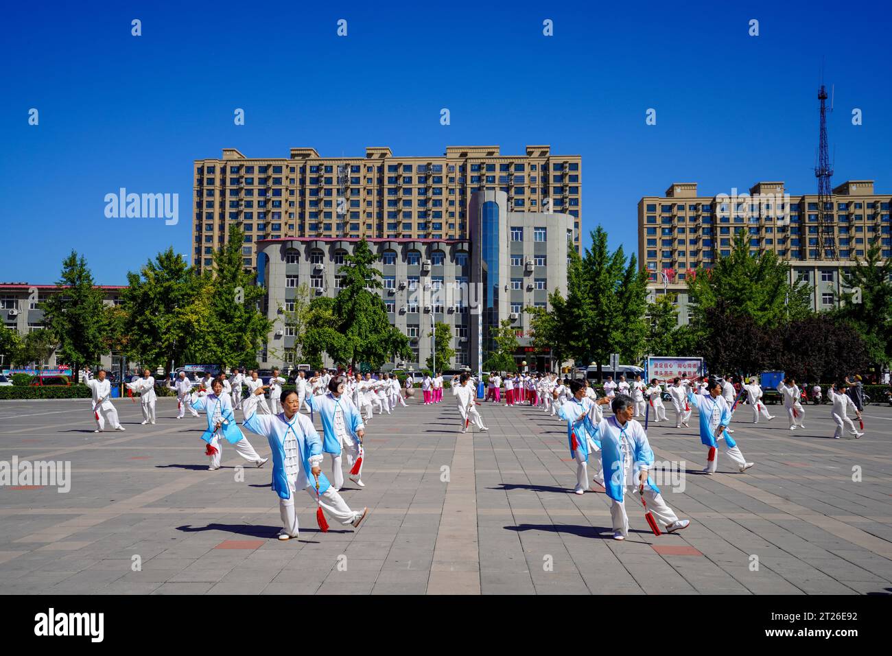 Contea di Luannan, Cina - 22 agosto 2023: Lo spettacolo di Tai chi Sword viene eseguito su una piazza. Foto Stock