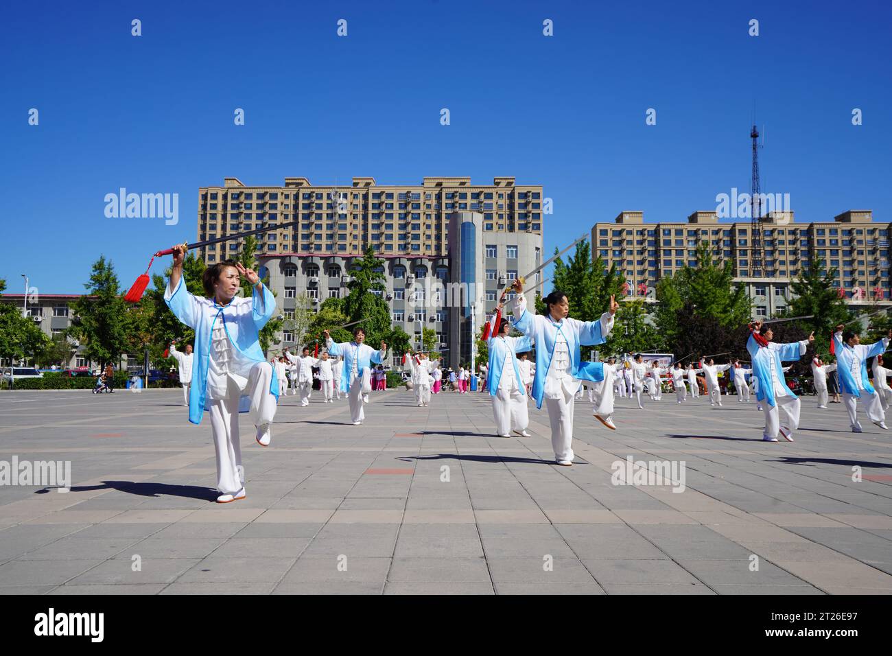 Contea di Luannan, Cina - 22 agosto 2023: Lo spettacolo di Tai chi Sword viene eseguito su una piazza. Foto Stock