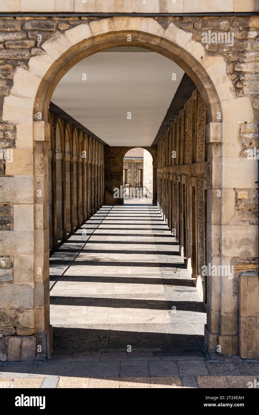 Portici con archi e colonne nei vecchi edifici della città monumentale di Vitoria, Spagna. Foto Stock