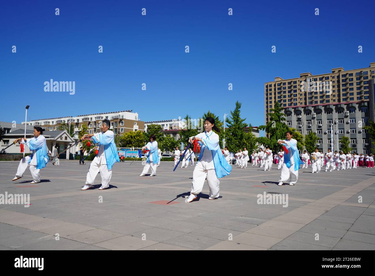 Contea di Luannan, Cina - 22 agosto 2023: Lo spettacolo di Tai chi Sword viene eseguito su una piazza. Foto Stock