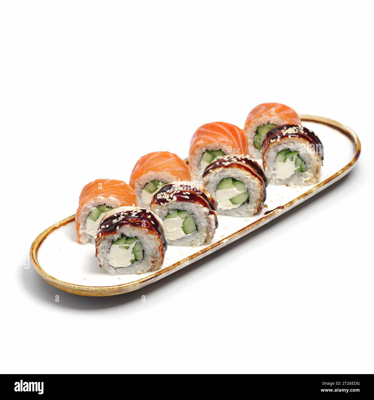 sushi tradizionale giapponese fresco su sfondo bianco, a fuoco selettivo. Cucina giapponese. Menu sushi. Foto Stock