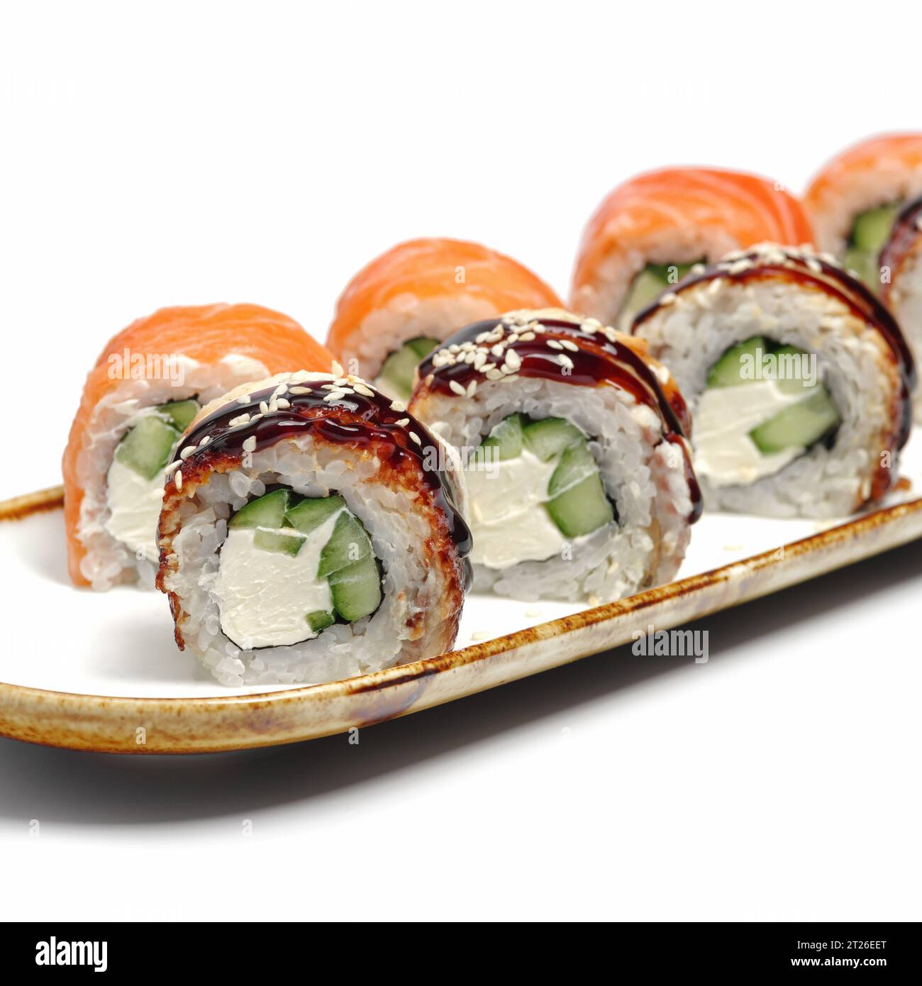 sushi tradizionale giapponese fresco su sfondo bianco, a fuoco selettivo. Cucina giapponese. Menu sushi. Foto Stock
