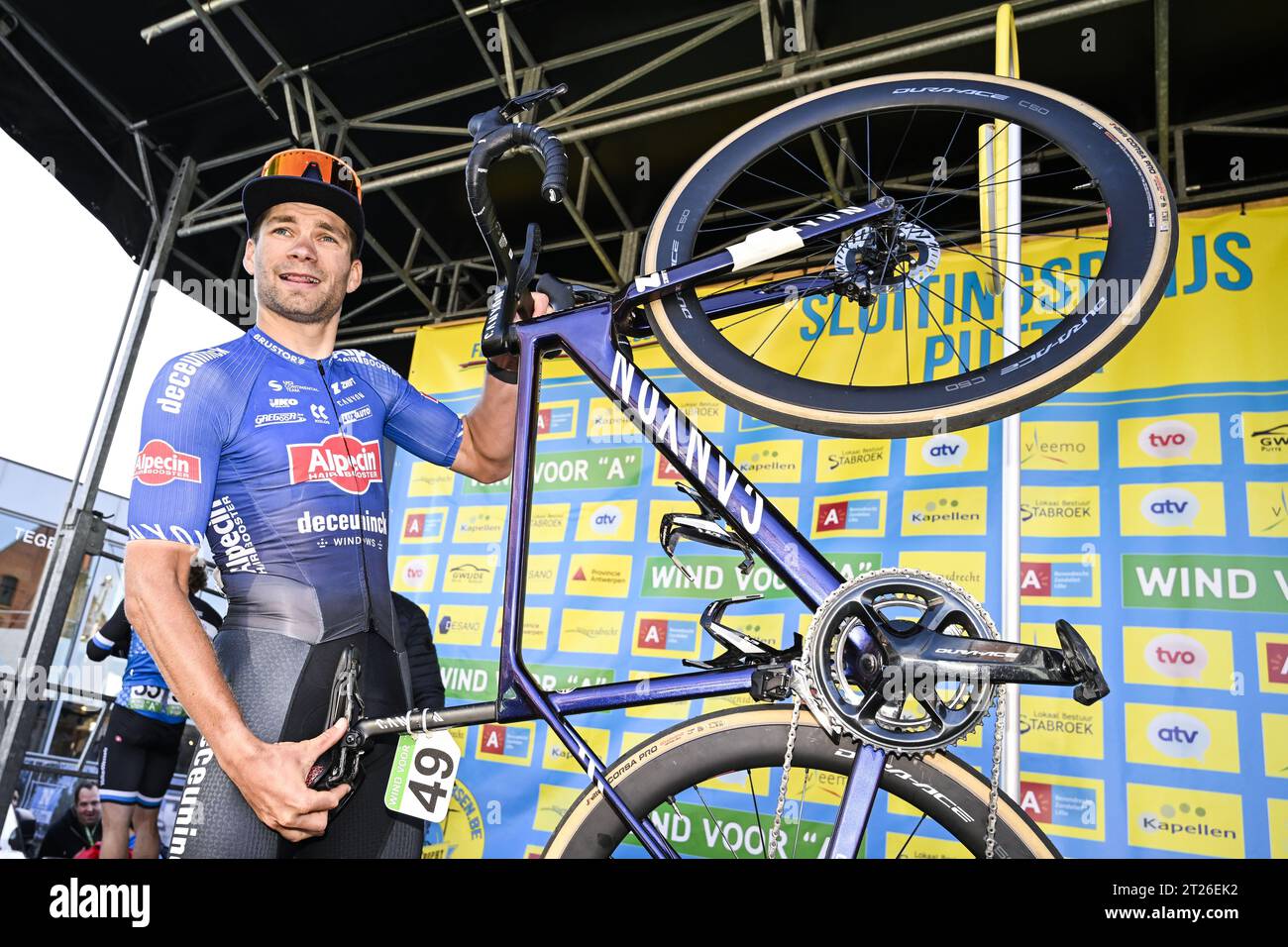 Kapellen, Belgio. 17 ottobre 2023. Il ciclista in pensione David van der Poel appese simbolicamente la sua moto su un gancio (hangt zijn fiets aan de haak), dopo l'edizione 2023 della "Nationale Sluitingsprijs Putte-Kapellen" gara ciclistica di un giorno a Putte-Kapellen, Kapellen martedì 17 ottobre 2023. BELGA PHOTO TOM GOYVAERTS Credit: Belga News Agency/Alamy Live News Foto Stock