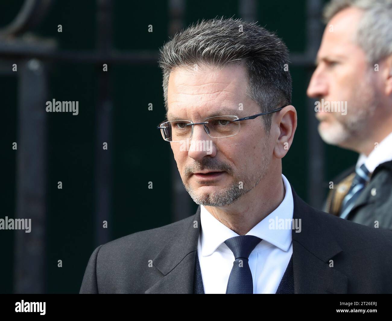 Londra, Regno Unito. 17 ottobre 2023. Steve Baker, Ministro di Stato dell'Ufficio dell'Irlanda del Nord, ha partecipato al servizio del Ringraziamento per Lord Lawson alla St Margaret's Church a Westminster. Crediti: Uwe Deffner/Alamy Live News Foto Stock