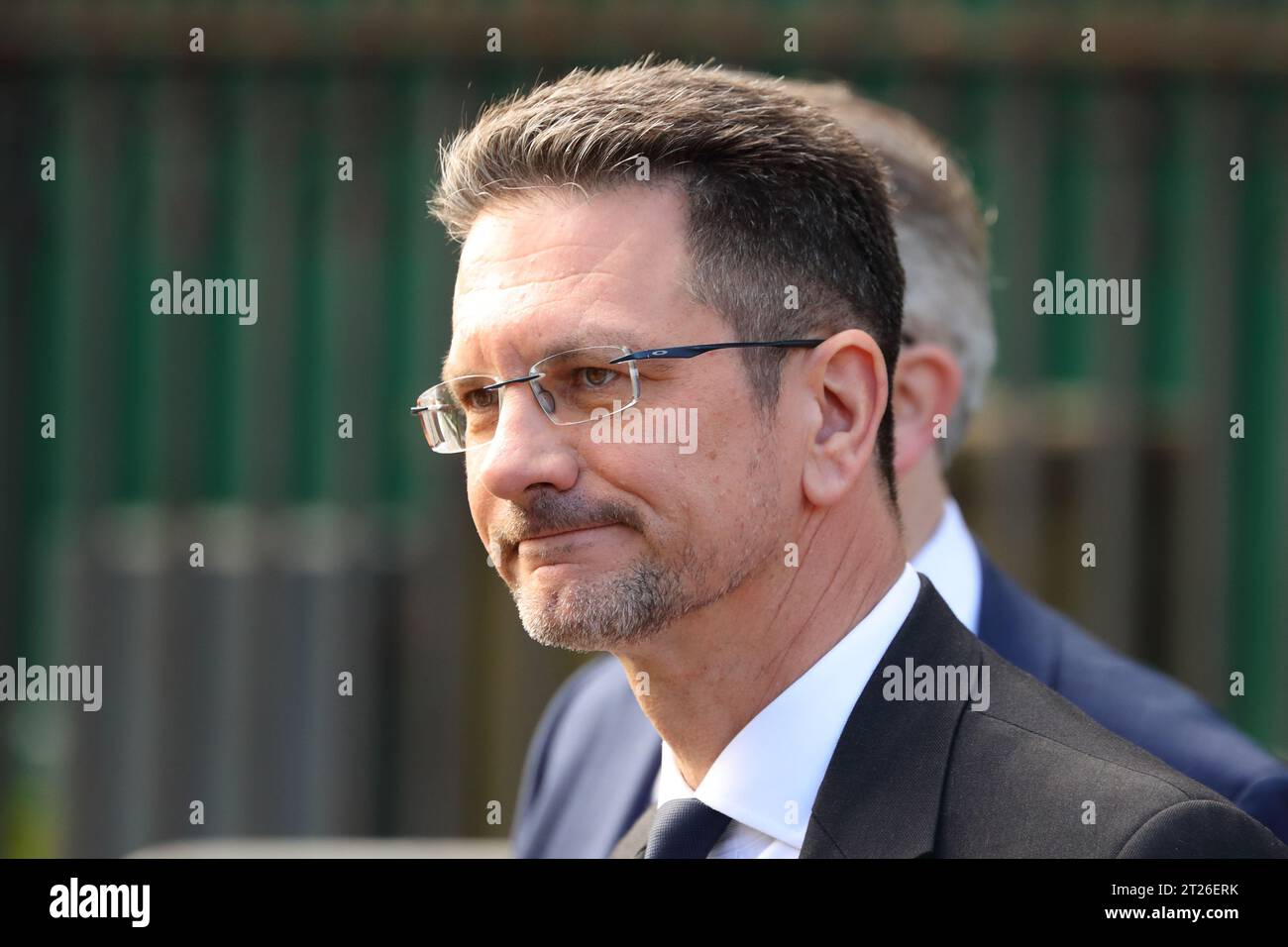 Londra, Regno Unito. 17 ottobre 2023. Steve Baker, Ministro di Stato dell'Ufficio dell'Irlanda del Nord, ha partecipato al servizio del Ringraziamento per Lord Lawson alla St Margaret's Church a Westminster. Crediti: Uwe Deffner/Alamy Live News Foto Stock