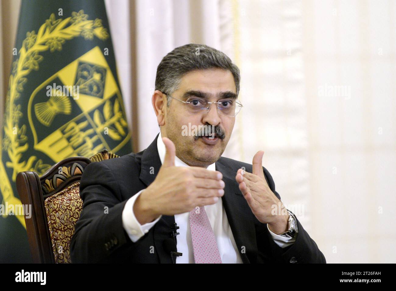 Islamabad, Pakistan. 12 ottobre 2023. Il primo ministro pakistano Anwar-ul-Haq Kakar parla durante un'intervista con i media cinesi alla camera del primo ministro a Islamabad, Pakistan, il 12 ottobre 2023. Credito: Ahmad Kamal/Xinhua/Alamy Live News Foto Stock
