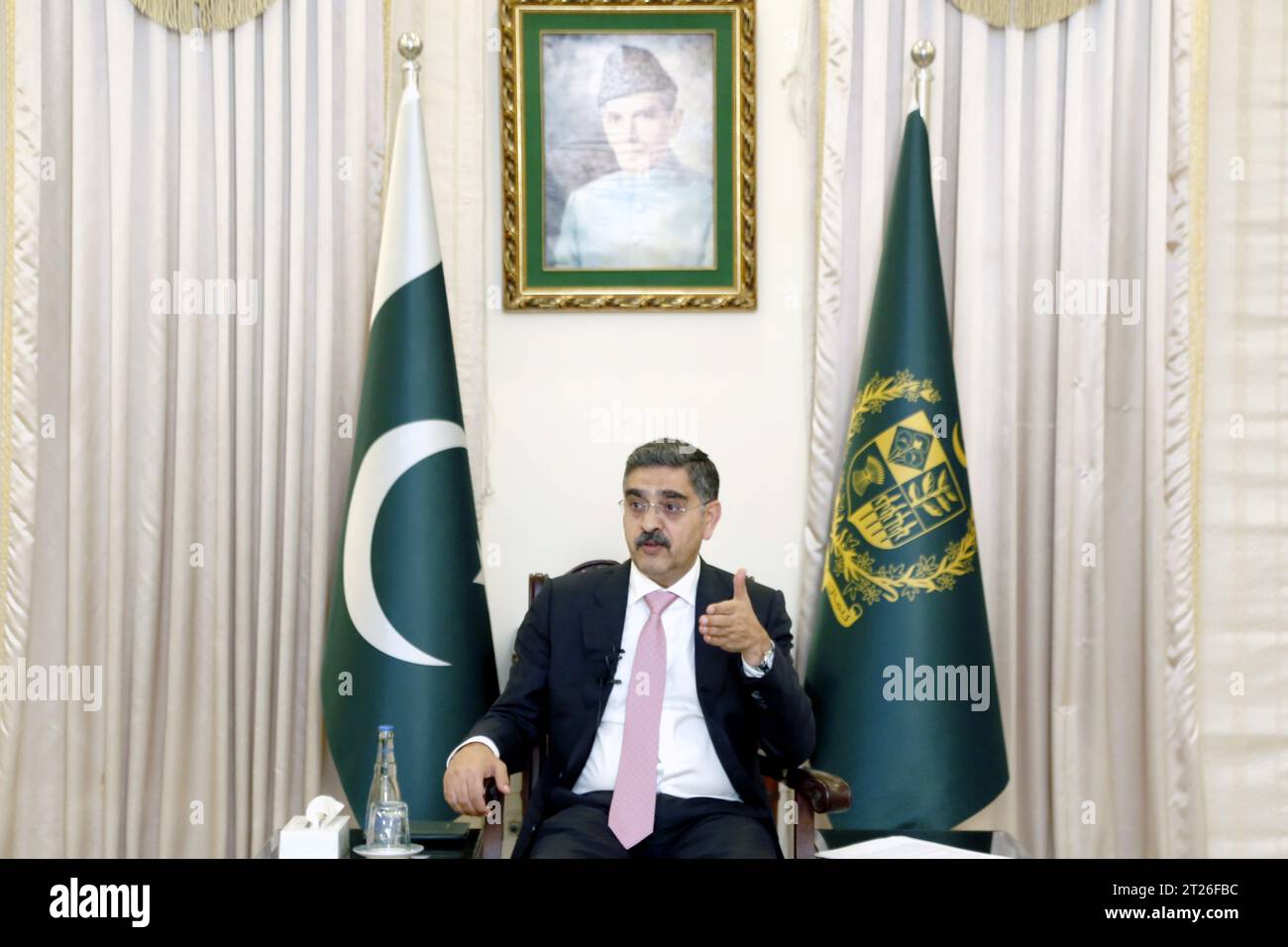 Islamabad, Pakistan. 12 ottobre 2023. Il primo ministro pakistano Anwar-ul-Haq Kakar parla durante un'intervista con i media cinesi alla camera del primo ministro a Islamabad, Pakistan, il 12 ottobre 2023. Credito: Ahmad Kamal/Xinhua/Alamy Live News Foto Stock