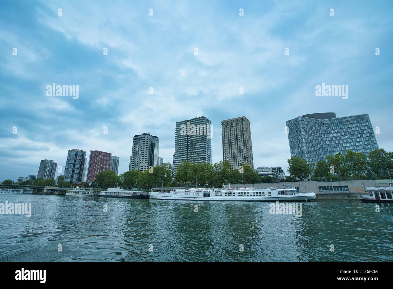 Francia, Parigi 25.08.2023 Panorama del quartiere Front de Seine del XV Arrondissement di Parigi, da Bateaux Parisiens sul fiume Senna Foto Stock