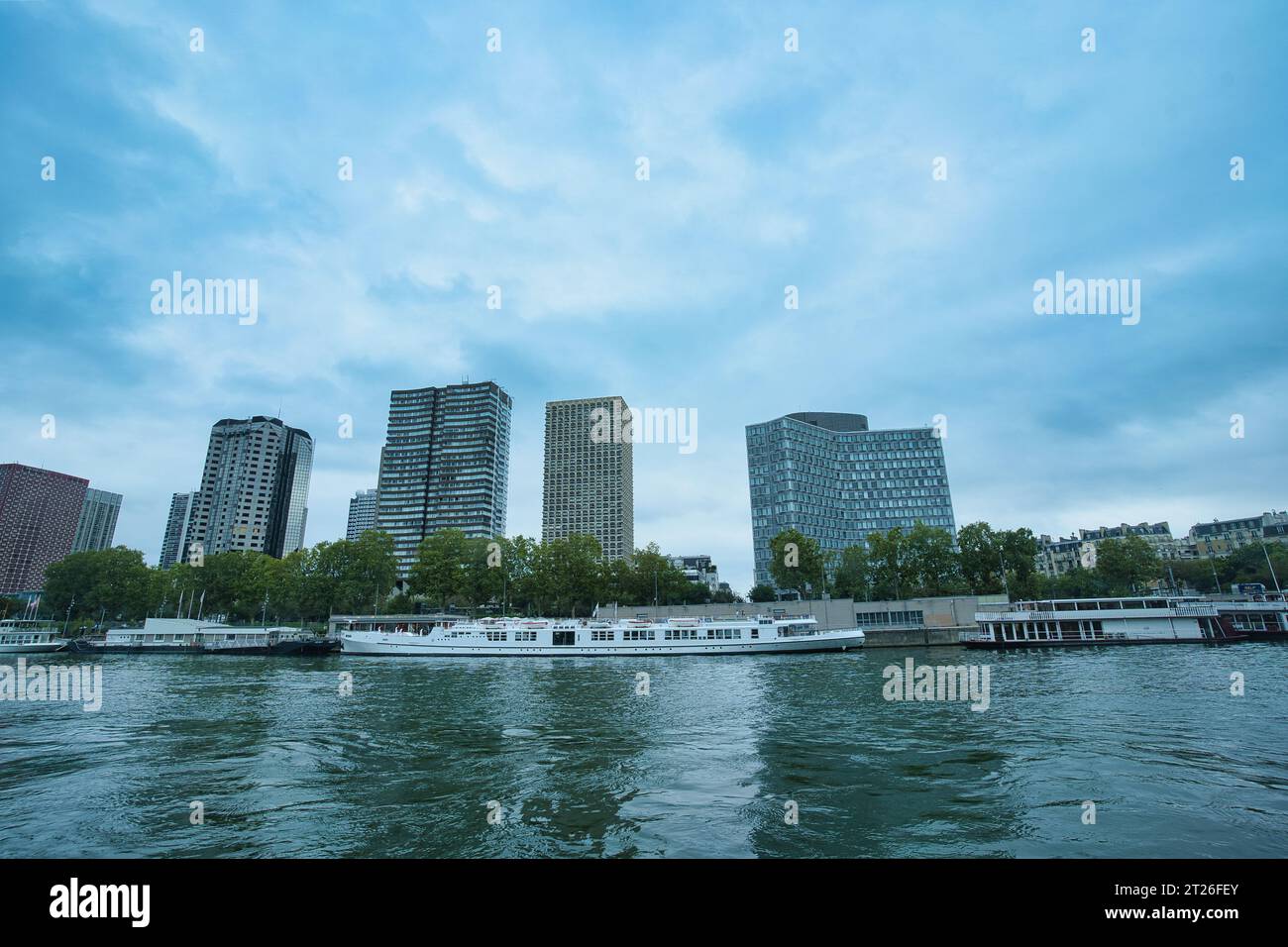 Francia, Parigi 25.08.2023 Panorama del quartiere Front de Seine del XV Arrondissement di Parigi, da Bateaux Parisiens sul fiume Senna Foto Stock