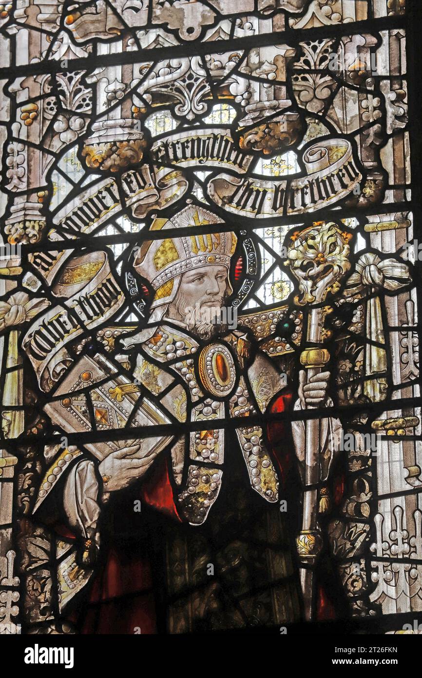 Vetrata di Percy Bacon raffigurante Sant'Aidan di Lindisfarne, Chiesa di Santa Maria Maddalena, Newark, Nottinghamshire Foto Stock