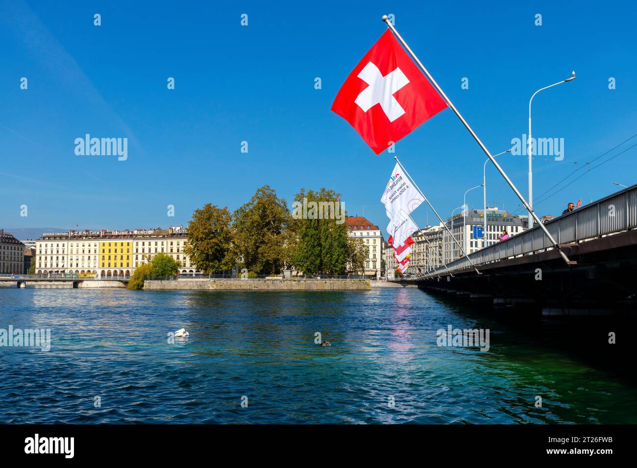 Vista panoramica della città di Ginevra e del ponte sul fiume Rodano, Cantone di Ginevra, Svizzera. Si trova sulle rive del Lago di Ginevra presso il poi Foto Stock
