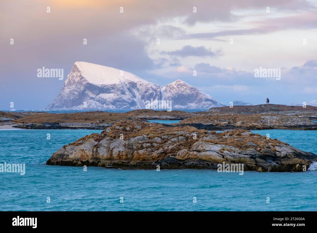 Isole Sommaroy e mare artico vicino a Tromso, Norvegia. Tramonto su piccole isole innevate Foto Stock