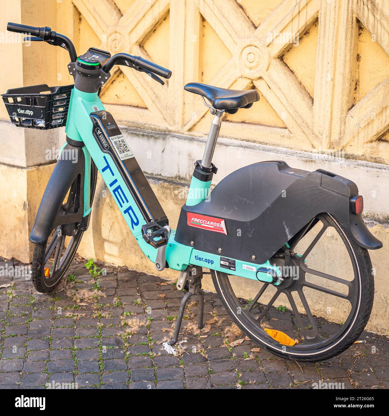 Roma, Italia - 15 febbraio 2023: Biciclette elettriche a noleggio sparse per i marciapiedi di Roma Foto Stock