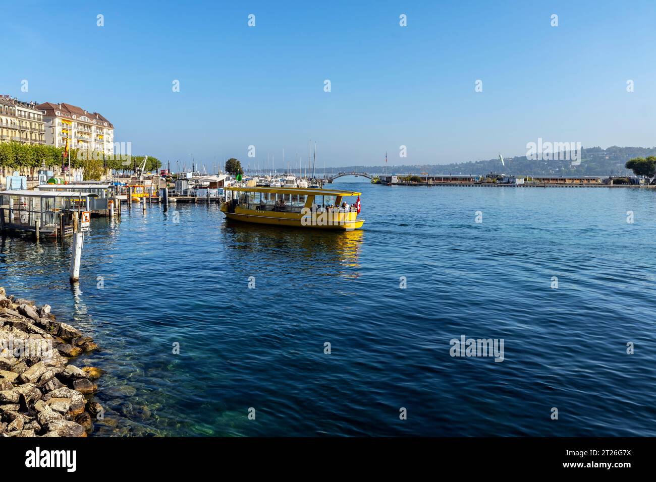 Vista panoramica della città di Ginevra e del Quai du Mont-Blanc dal lago di Ginevra, Cantone di Ginevra, Svizzera. Si trova sulle rive del Lago di Ginevra Foto Stock