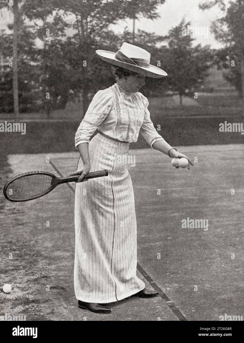 Regina Vittoria di Spagna, vista qui giocare a tennis al Palacio de Las Fraguas. Vittoria Eugenia di Battenberg, 1887–1969. Regina di Spagna come moglie di re Alfonso XIII Da Mundo grafico, pubblicato nel 1912. Foto Stock