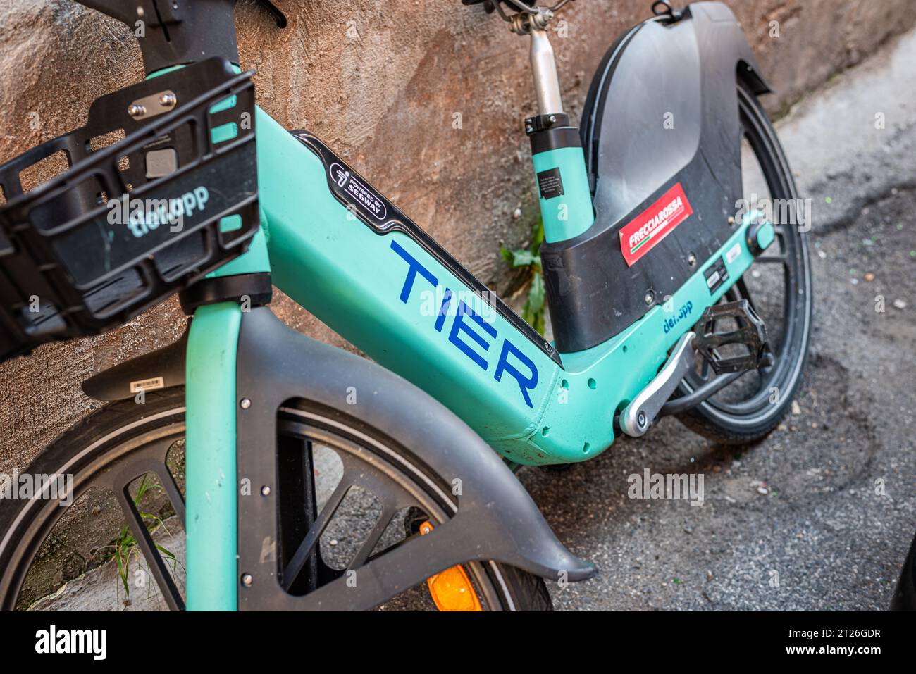 Roma, Italia - 15 febbraio 2023: Biciclette elettriche a noleggio sparse per i marciapiedi di Roma Foto Stock