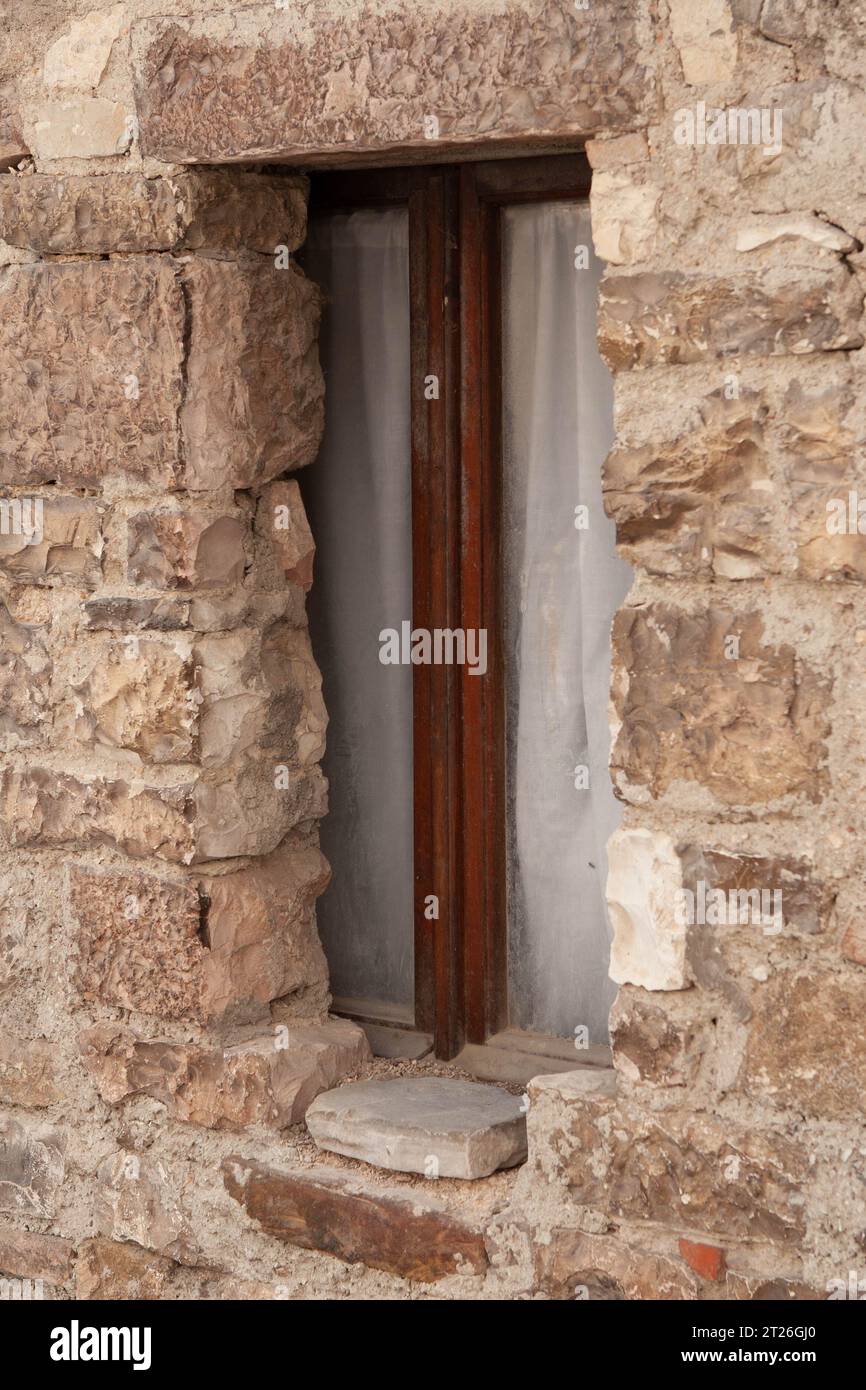Piccole finestre in una vecchia casa Foto Stock