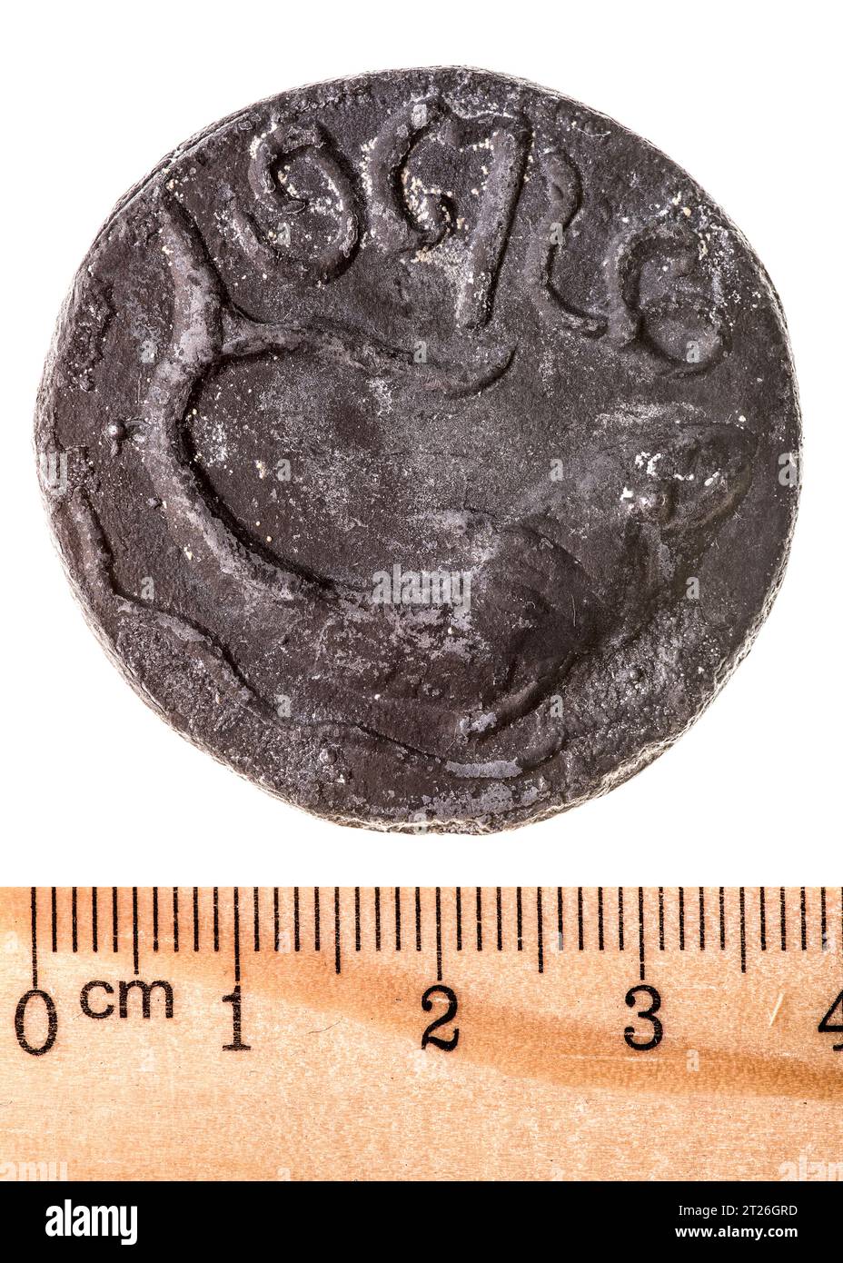 Un'antica moneta siamese di stagno-zinco raffigurante un pesce gatto gigante. Dritto. Isolato su bianco Foto Stock