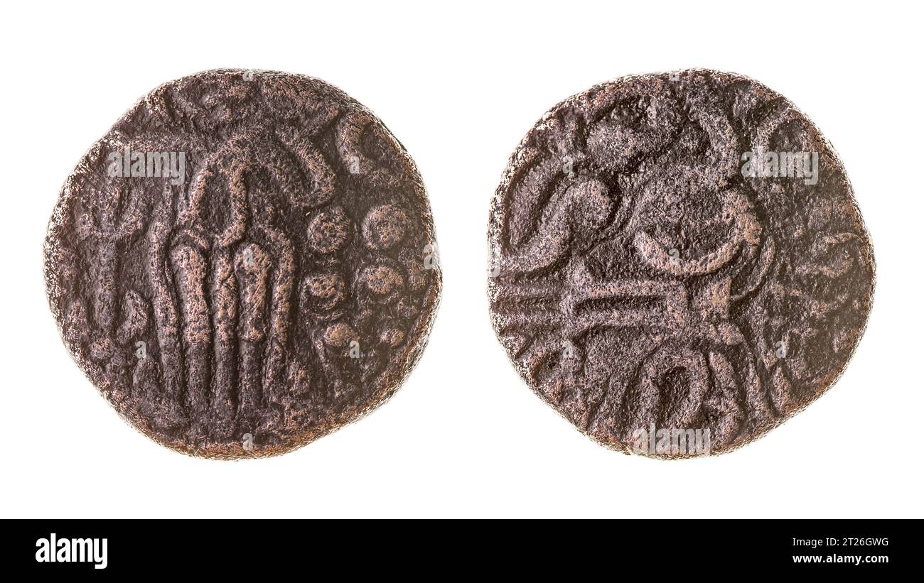 Un'antica moneta tamil di rame della dinastia Chola. Isolato su bianco Foto Stock