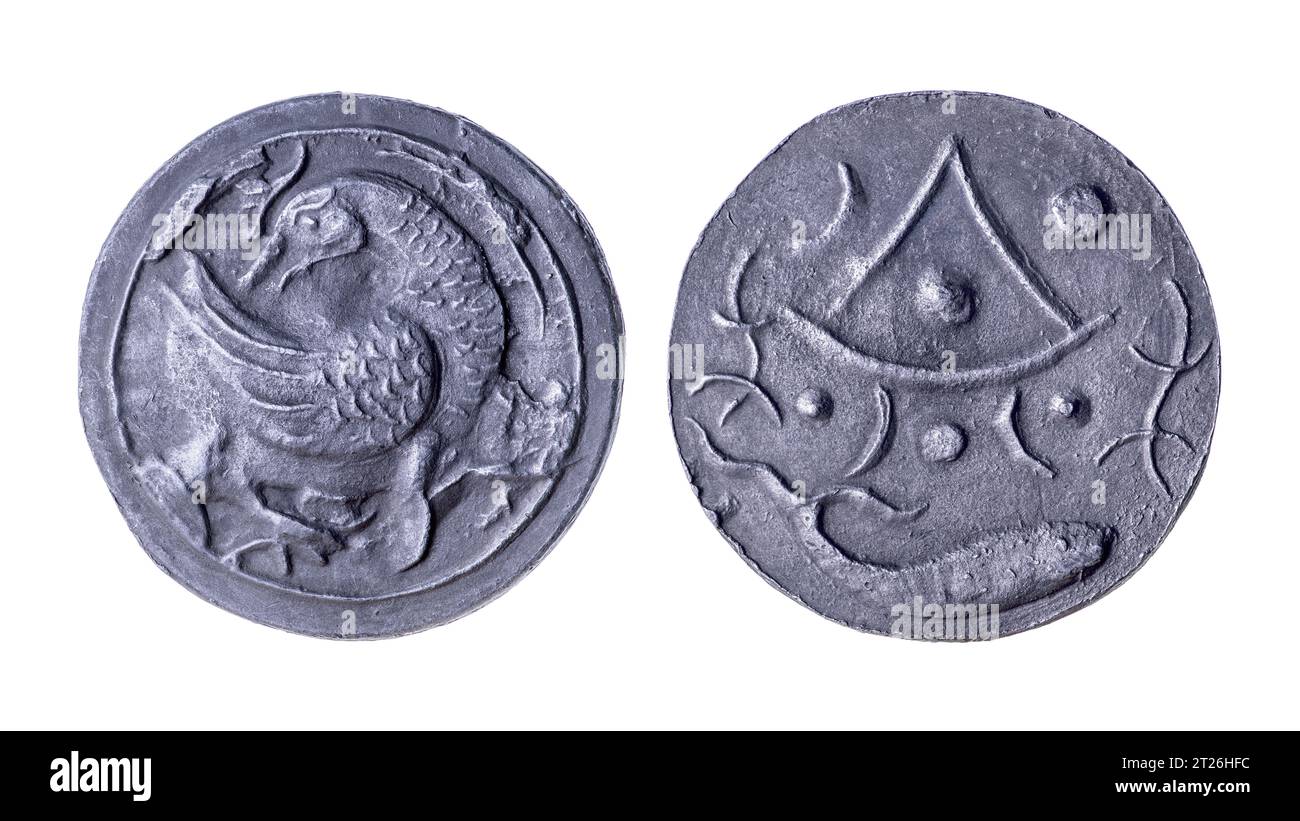 Un'antica moneta birmana di stagno-zinco raffigurante un'anatra e un pesce. Isolato su bianco Foto Stock