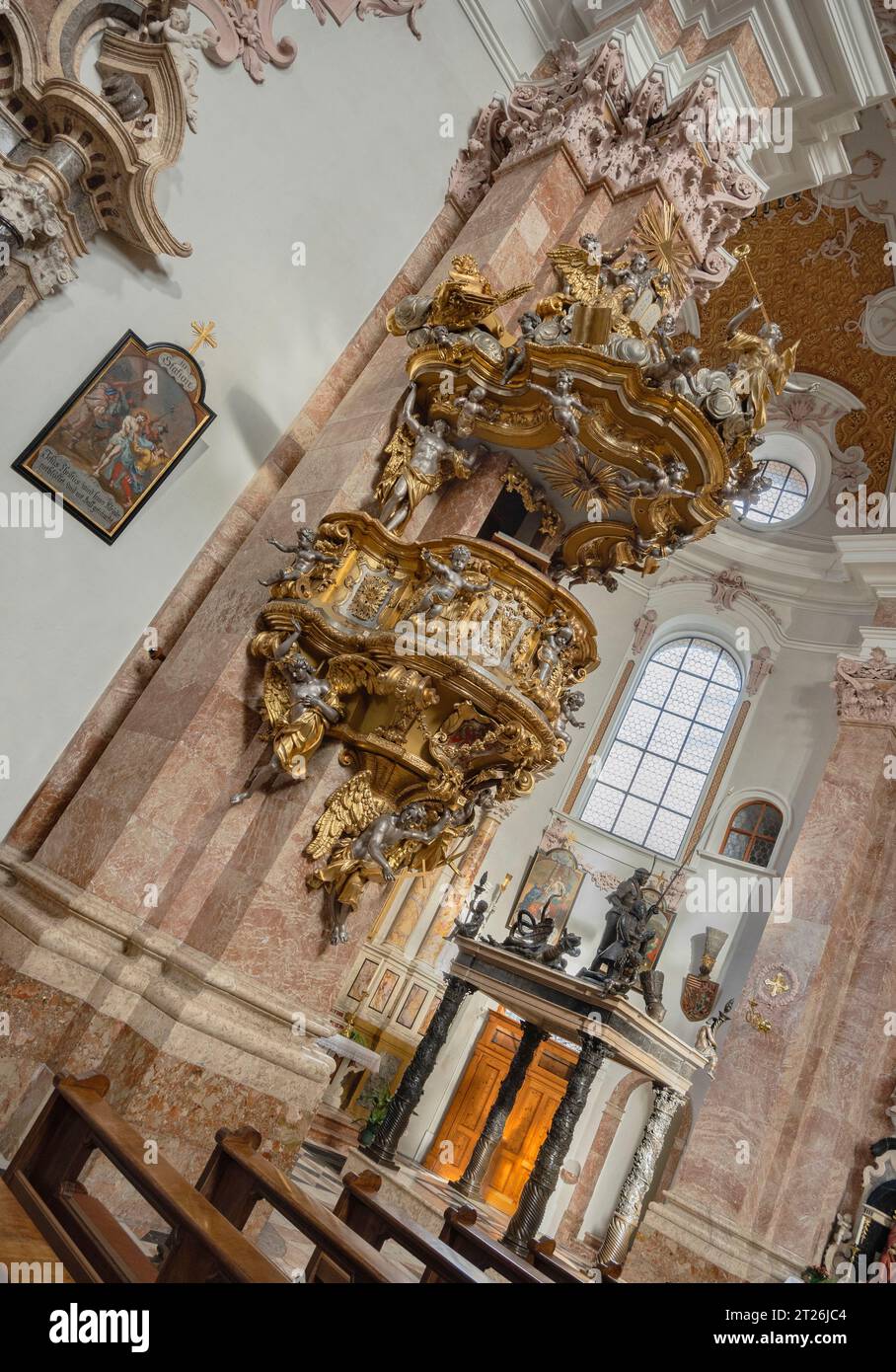 Austria, Tirolo, Innsbruck, Dom zu St Jakob o Cattedrale di San Giacomo, pulpito barocco di Nikolaus Moll risalente al 1725 con la tomba dell'arciduca Massimiliano III sullo sfondo. Foto Stock