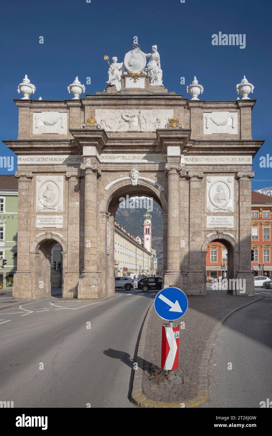 Austria, Tirolo, Innsbruck, Altstadt, l'Arco di Trionfo o Triumphpforte risalente al 1765 che incorniciava la Servitenkirche o Chiesa dei Servi. Foto Stock