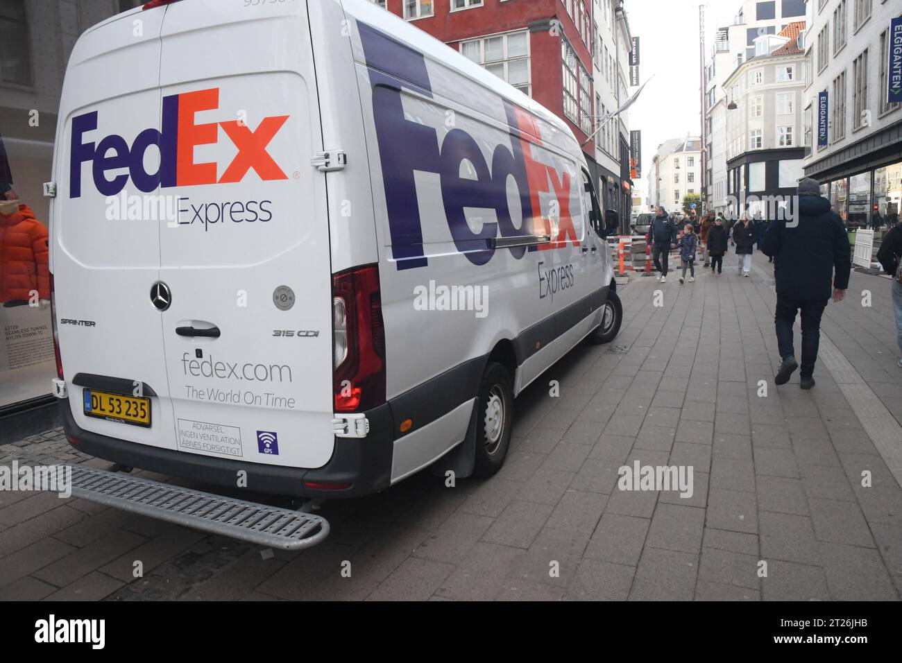 Copenhagen, Danimarca /17 ottobre. 2023/. Fed Ex Express deliervby van nella capitale danese sulla strada finanziaria stroeget. (Foto: Francis Joseph Dean/Dean Pictures) Foto Stock