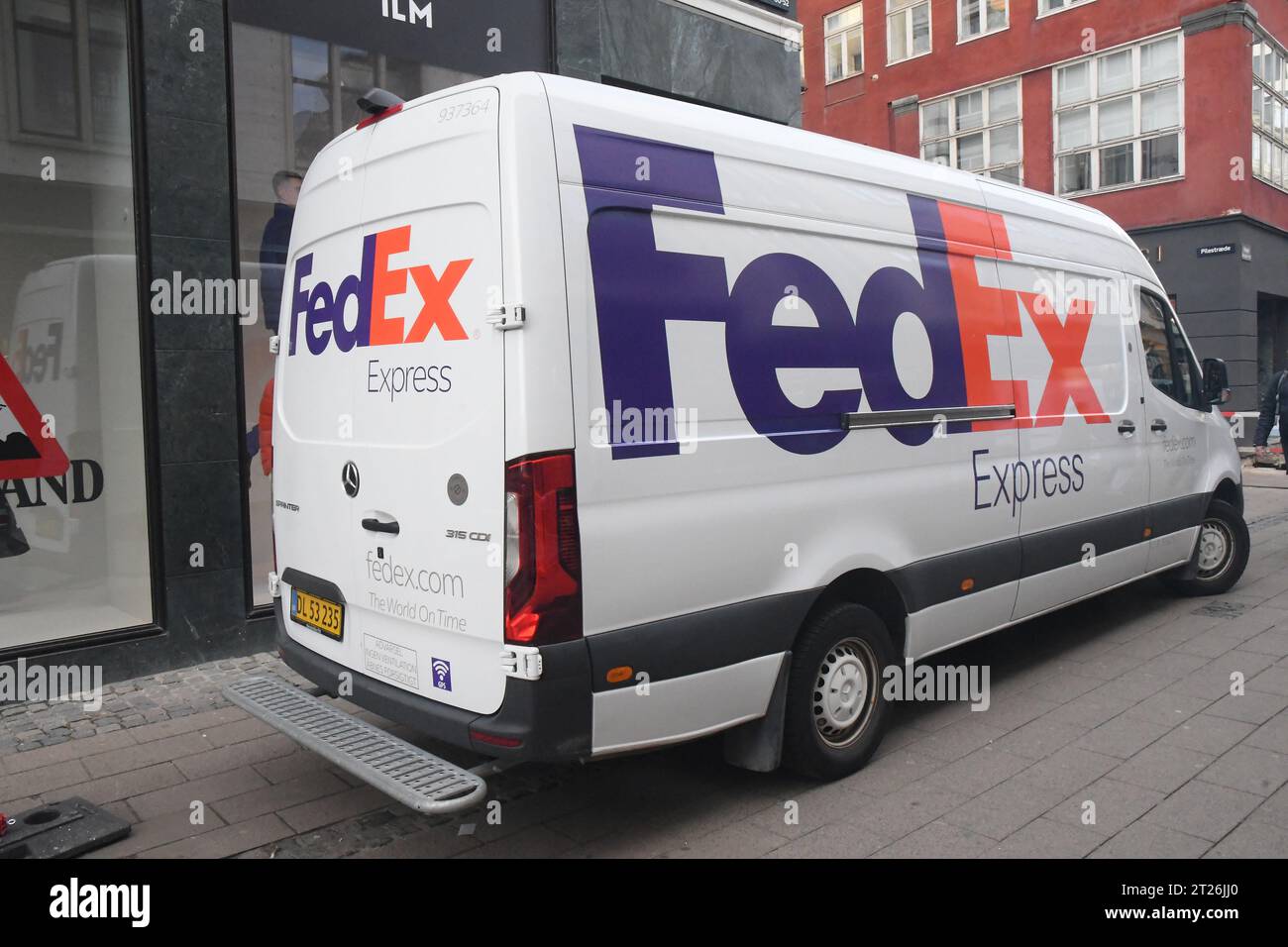 Copenhagen, Danimarca /17 ottobre. 2023/. Fed Ex Express deliervby van nella capitale danese sulla strada finanziaria stroeget. (Foto: Francis Joseph Dean/Dean Pictures) Foto Stock