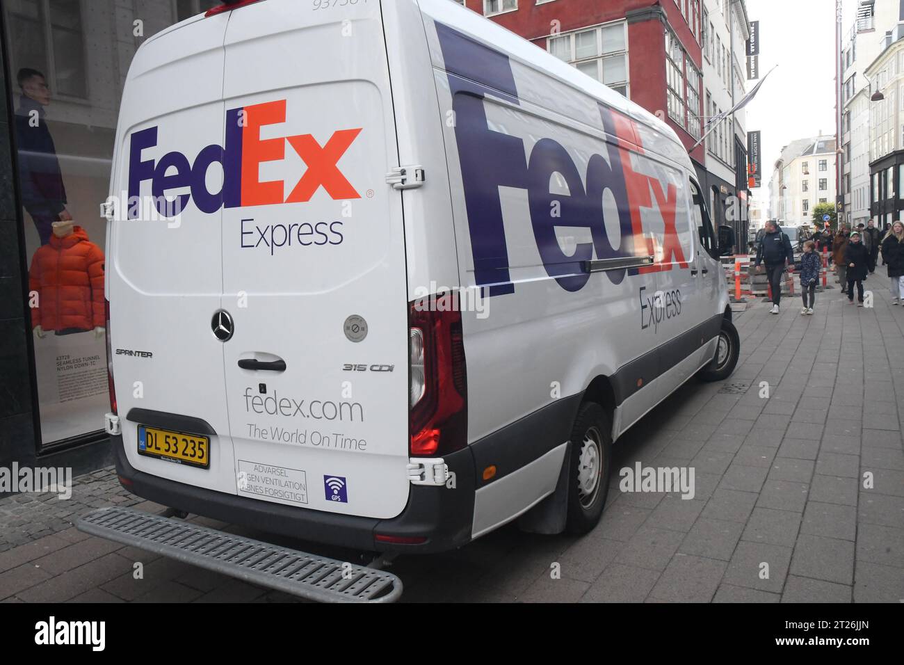 Copenhagen, Danimarca /17 ottobre. 2023/. Fed Ex Express deliervby van nella capitale danese sulla strada finanziaria stroeget. (Foto: Francis Joseph Dean/Dean Pictures) Foto Stock