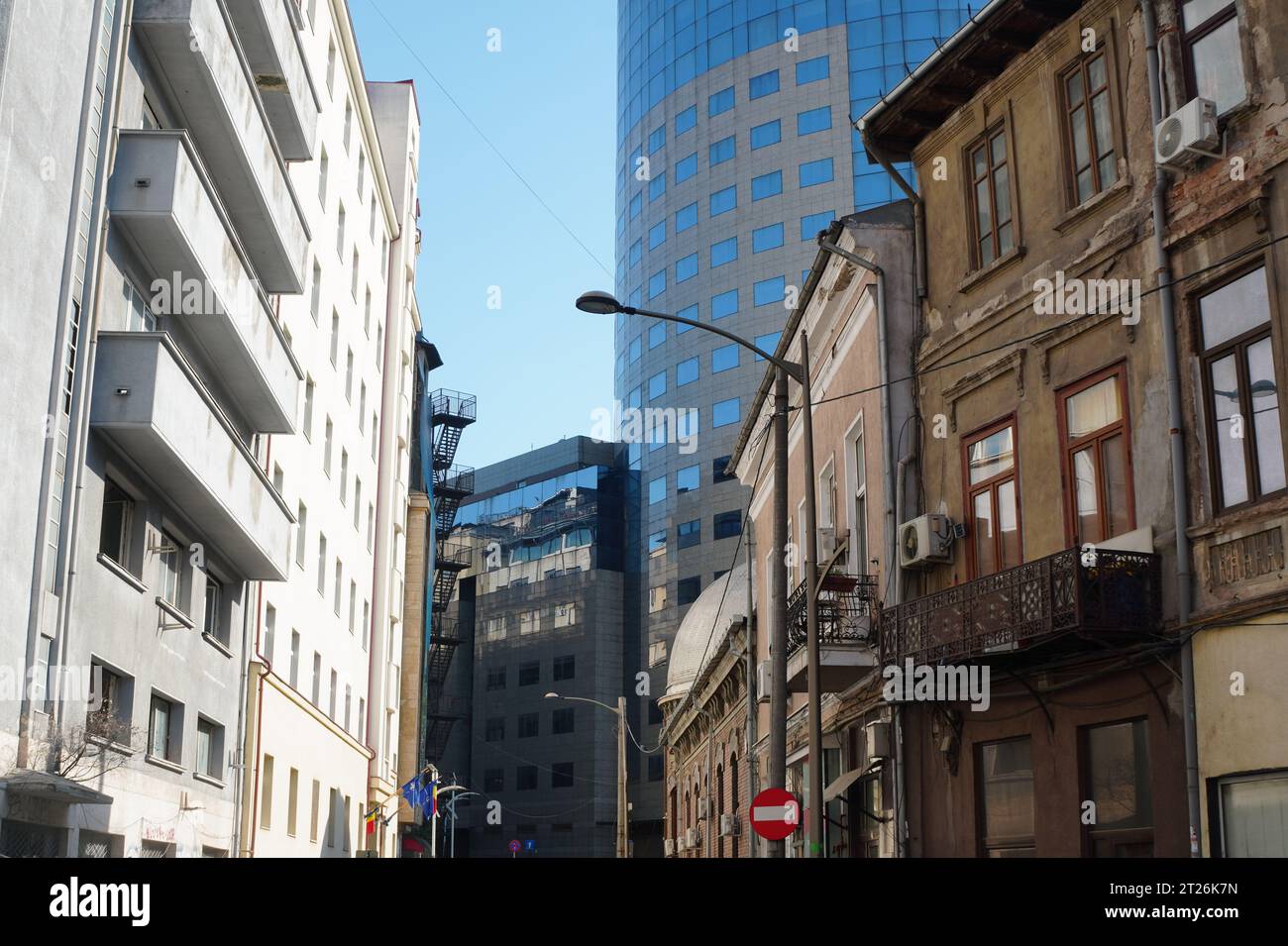 Vecchi e nuovi edifici nell'area centrale di Bucarest Foto Stock