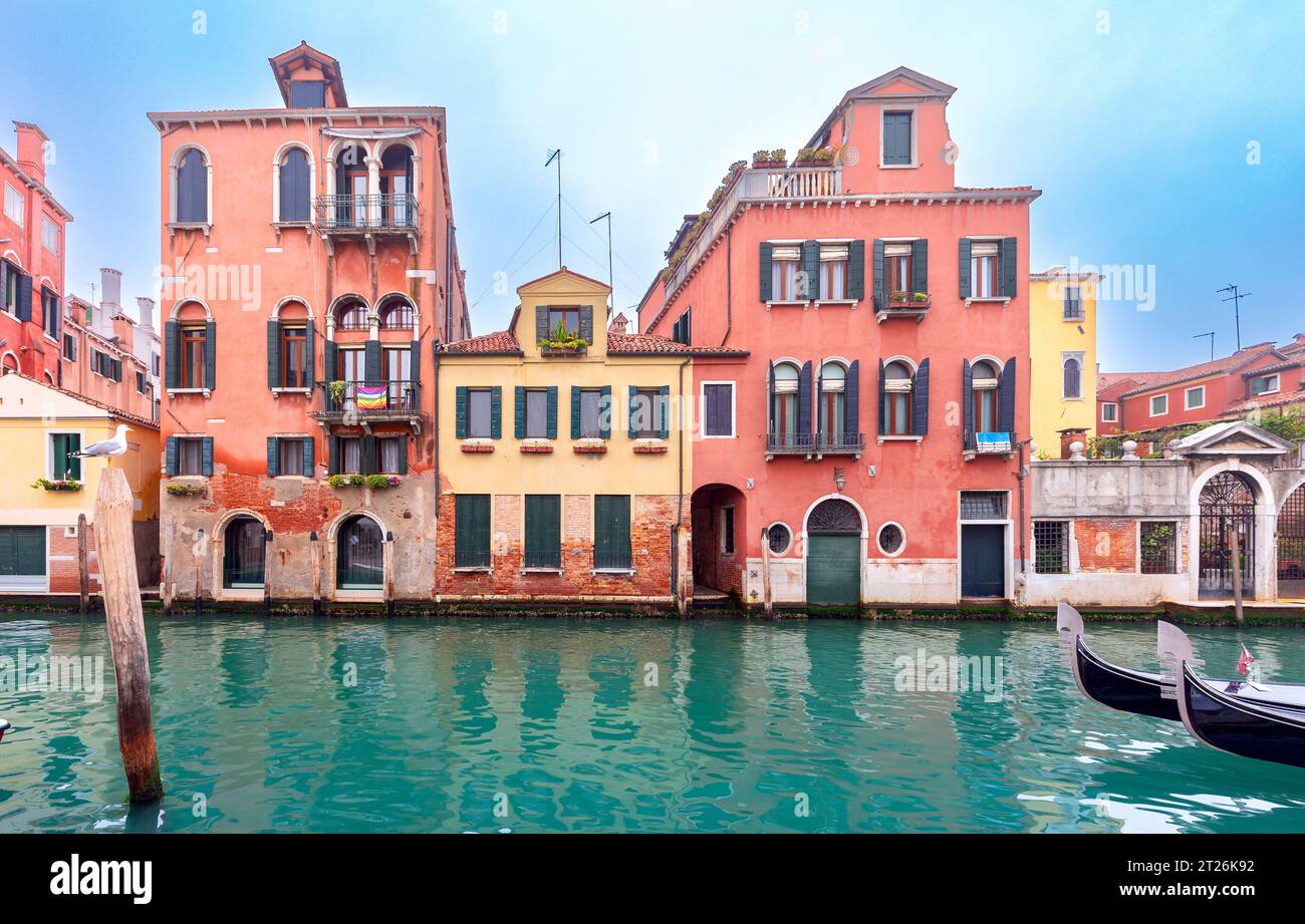 Facciate di tradizionali case medievali colorate lungo il canale al tramonto. Venezia. Italia. Foto Stock