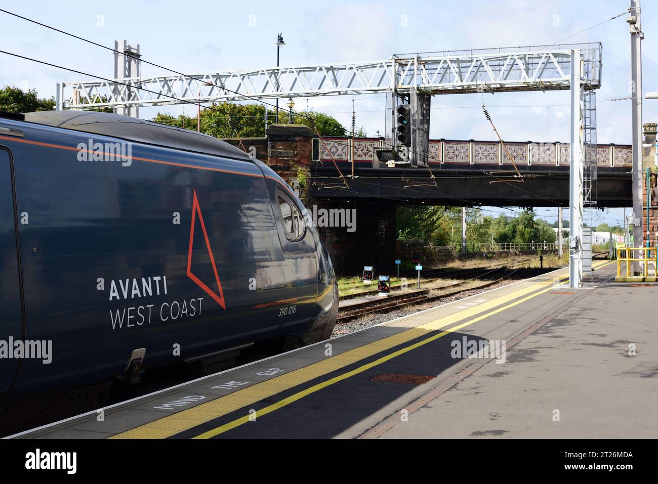 Avanti West Coast treno 1S48, 0930 Euston per Glasgow, lasciando Carlisle con la power car 390016. Foto Stock