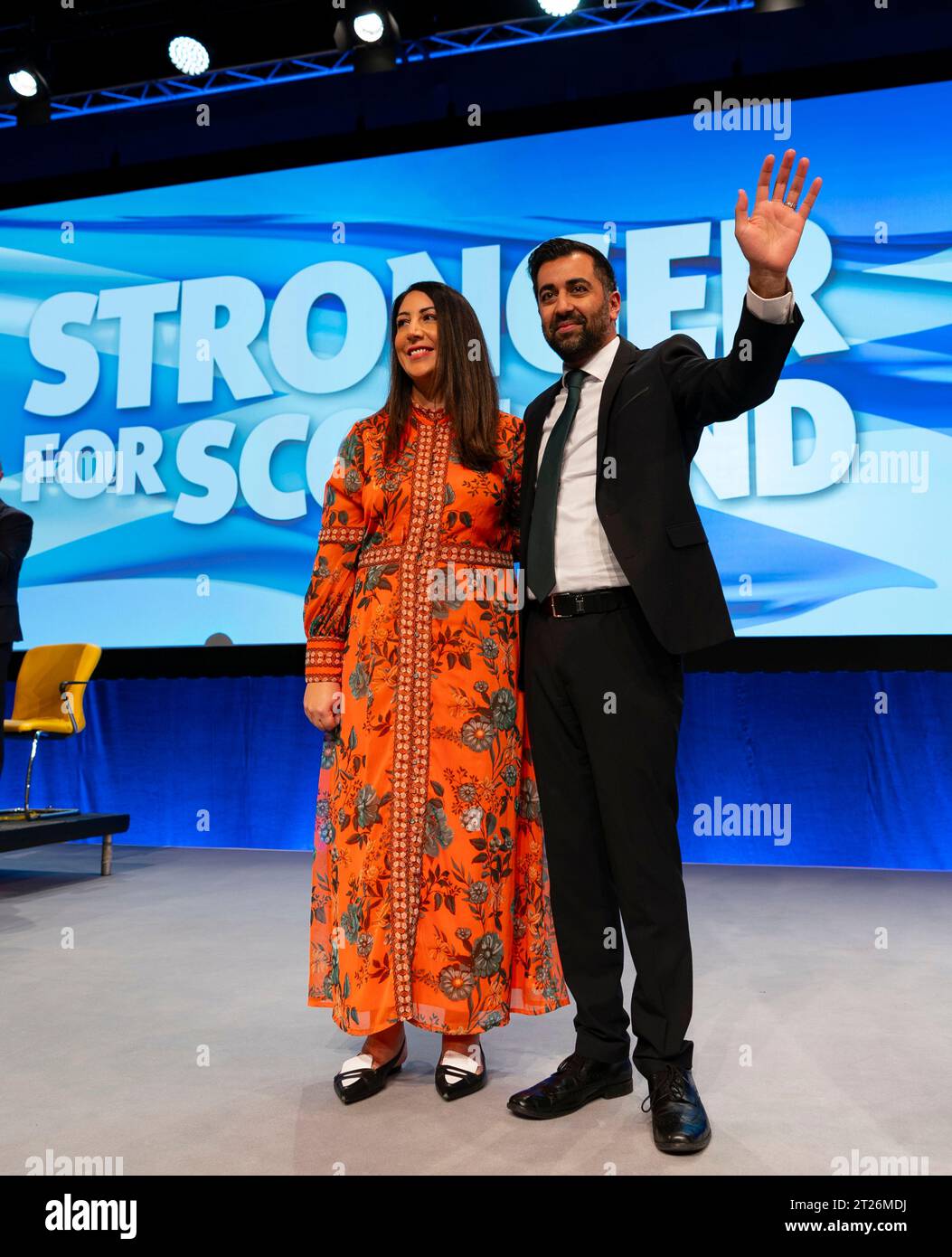 Aberdeen, Scozia, Regno Unito. 17 ottobre 2023. Discorso di chiusura del primo ministro Humza Yousaf nell'ultimo giorno della 89a conferenza annuale SNP presso l'arena P&J Live di Aberdeen. Humza Yousaf e sua moglie Nadia El-Nakla riconoscono l'applauso dei delegati dopo il discorso. Iain Masterton/Alamy Live News Foto Stock