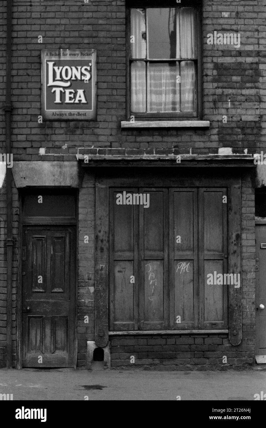 Cartello smaltato in metallo per Lyons Tea sopra un negozio chiuso in attesa di demolizione durante la slum di St Ann's, Nottingham. 1969-1972 Foto Stock