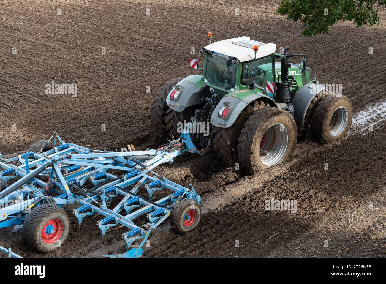 TRAKTOR zieht einen Pflug, Grubber auf nassem Boden über das Feld Landmaschinen auf dem Acker *** trattore che tira un aratro, coltivatore su terreno bagnato in campo macchine agricole sul campo 20231017DSC 1411 credito: Imago/Alamy Live News Foto Stock