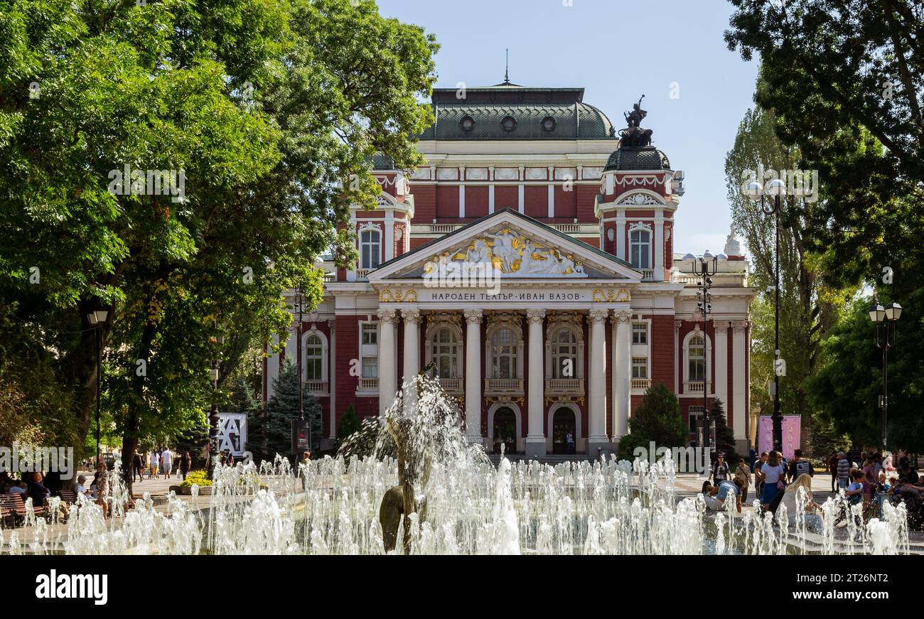 Il Teatro Nazionale Ivan Vazov è il teatro nazionale della Bulgaria, nonché il più antico dei monumenti più importanti di Sofia. Foto Stock