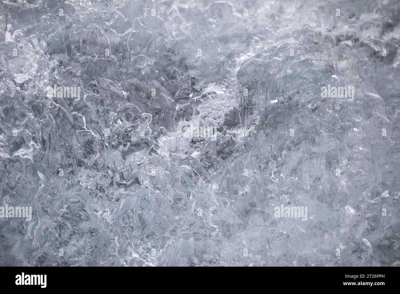 Formazioni di ghiaccio astratte negli iceberg presso la spiaggia dei diamanti in Islanda Foto Stock