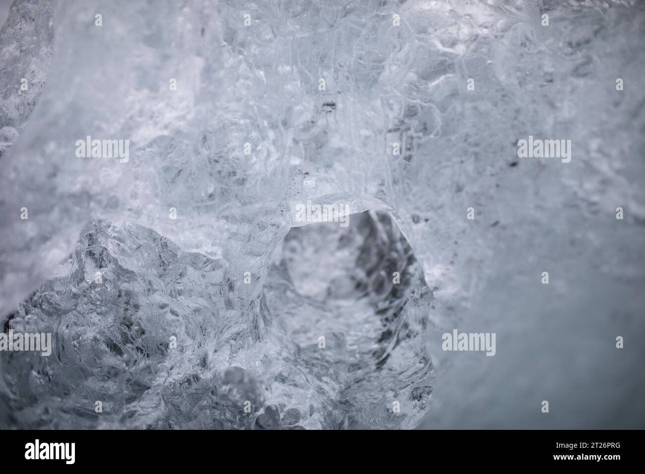 Formazioni di ghiaccio astratte negli iceberg presso la spiaggia dei diamanti in Islanda Foto Stock