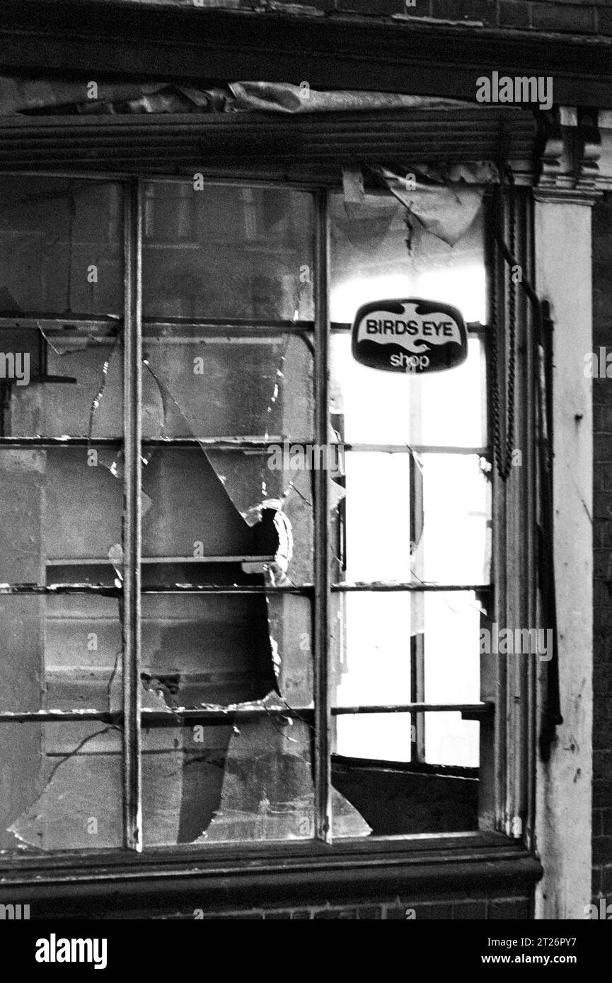 Ex negozio all'angolo con finestre rotte dopo che era stato chiuso poco prima di essere demolito durante lo slum di St Ann's, Nottingham. 1969-1972 Foto Stock