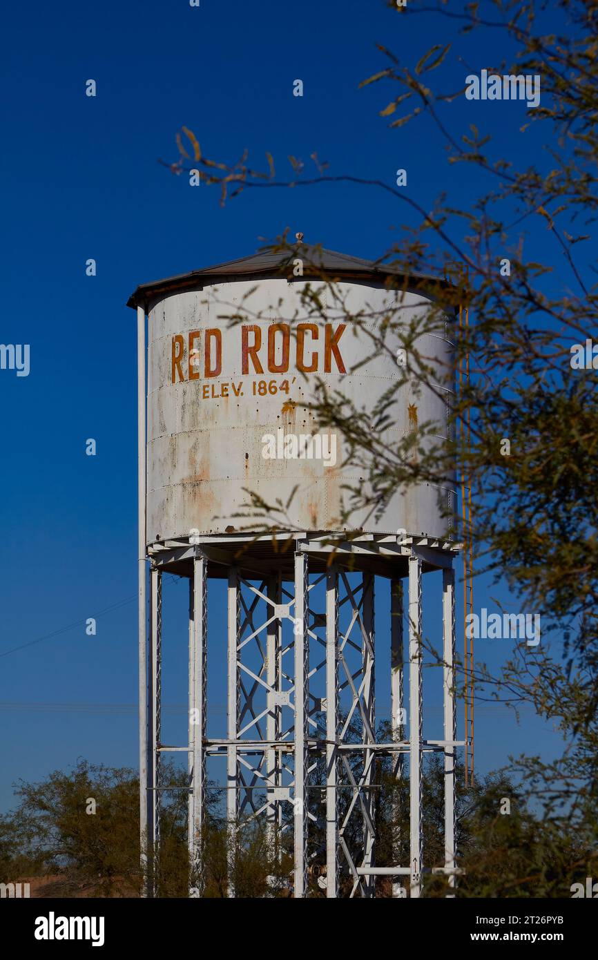 Una torre d'acqua della ferrovia a lungo dismessa a Red Rock, Pinal County, Arizona, USA. Foto Stock