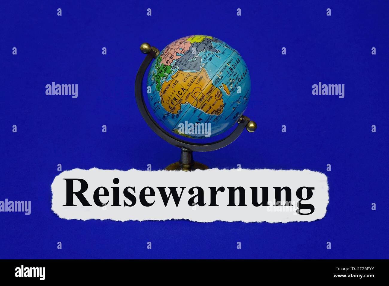 Globus und Reisewarnung Globus und Reisewarnung, 17.10.2023, Borkheide, Brandenburg, Neben einem kleinen Globus befindet sich der Schriftzug Reisewarnung. *** Globe and Travel warning Globe and Travel warning, 17 10 2023, Borkheide, Brandenburg, accanto a un piccolo globo c'è la scritta Travel warning Credit: Imago/Alamy Live News Foto Stock