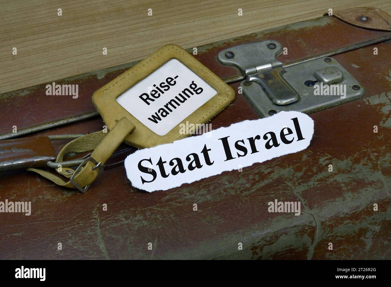 Koffer mit Reisewarnung für Israel Koffer mit Reisewarnung für, Israele. 17 ottobre 2023. Borkwalde, Brandeburgo, in einem Kofferanhänger stehen die Schriftzüge Reisewarnung und der Staat Israel. *** Valigetta con avvertimento di viaggio per Israele valigia con avvertimento di viaggio per Israele, 17 10 2023, Borkwalde, Brandeburgo, in una valigia sono gli scritti Travel warning e lo stato di Israele credito: Imago/Alamy Live News Foto Stock