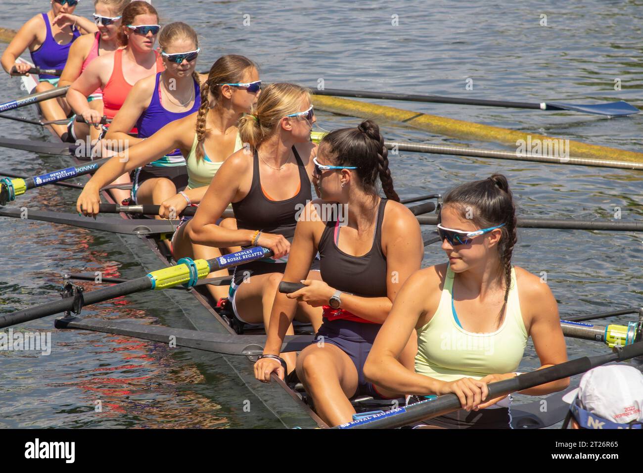 14 23 giugno un equipaggio di otto donne in coxed cranio in addestramento sul fiume a Henley-on-Thames nell'Oxfordshire, in preparazione alla regata reale Foto Stock