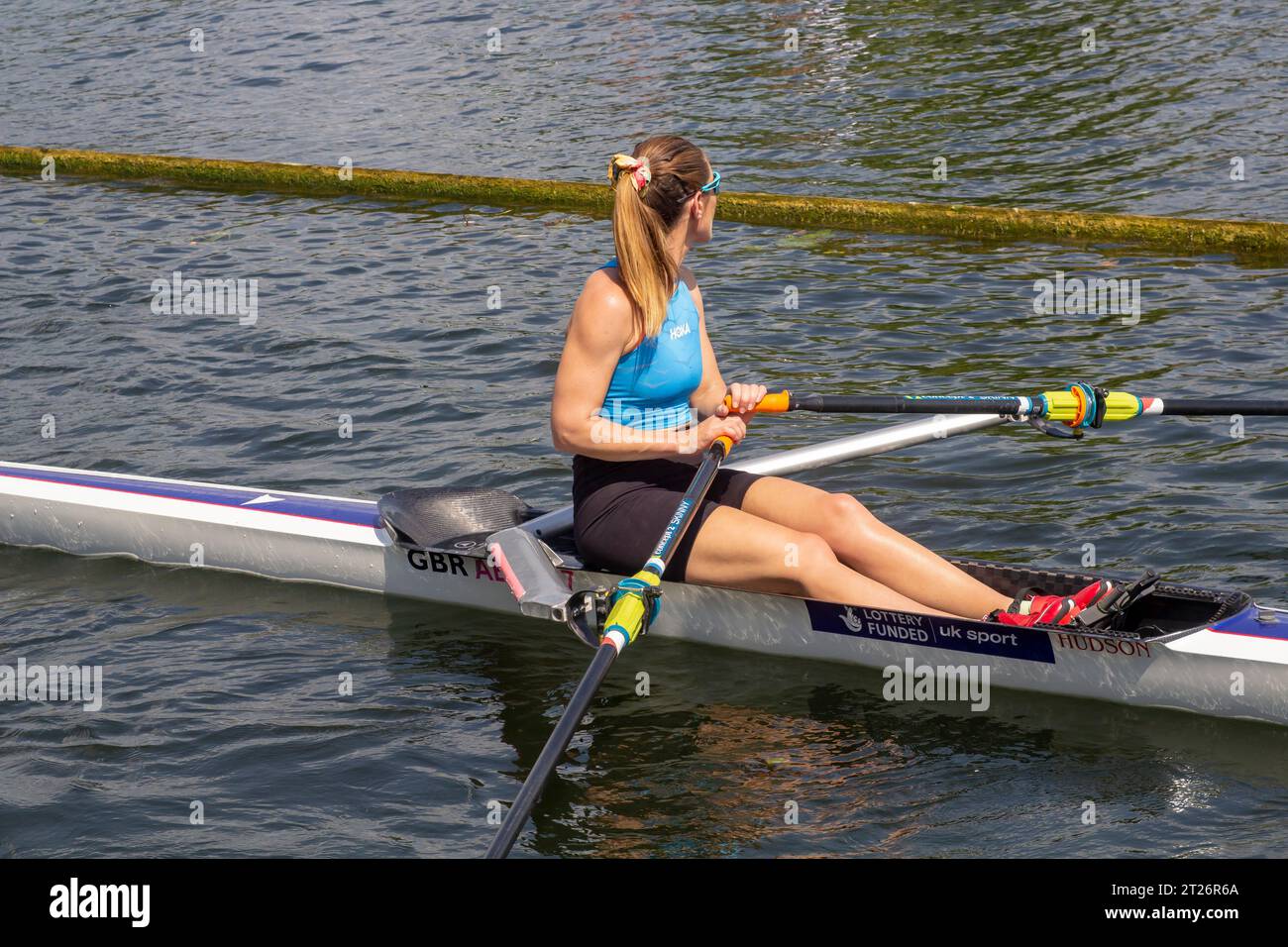 14 23 giugno Una canottiera single in addestramento sul fiume a Henley-on-Thames nell'Oxfordshire, in preparazione alla regata reale The Follow Foto Stock