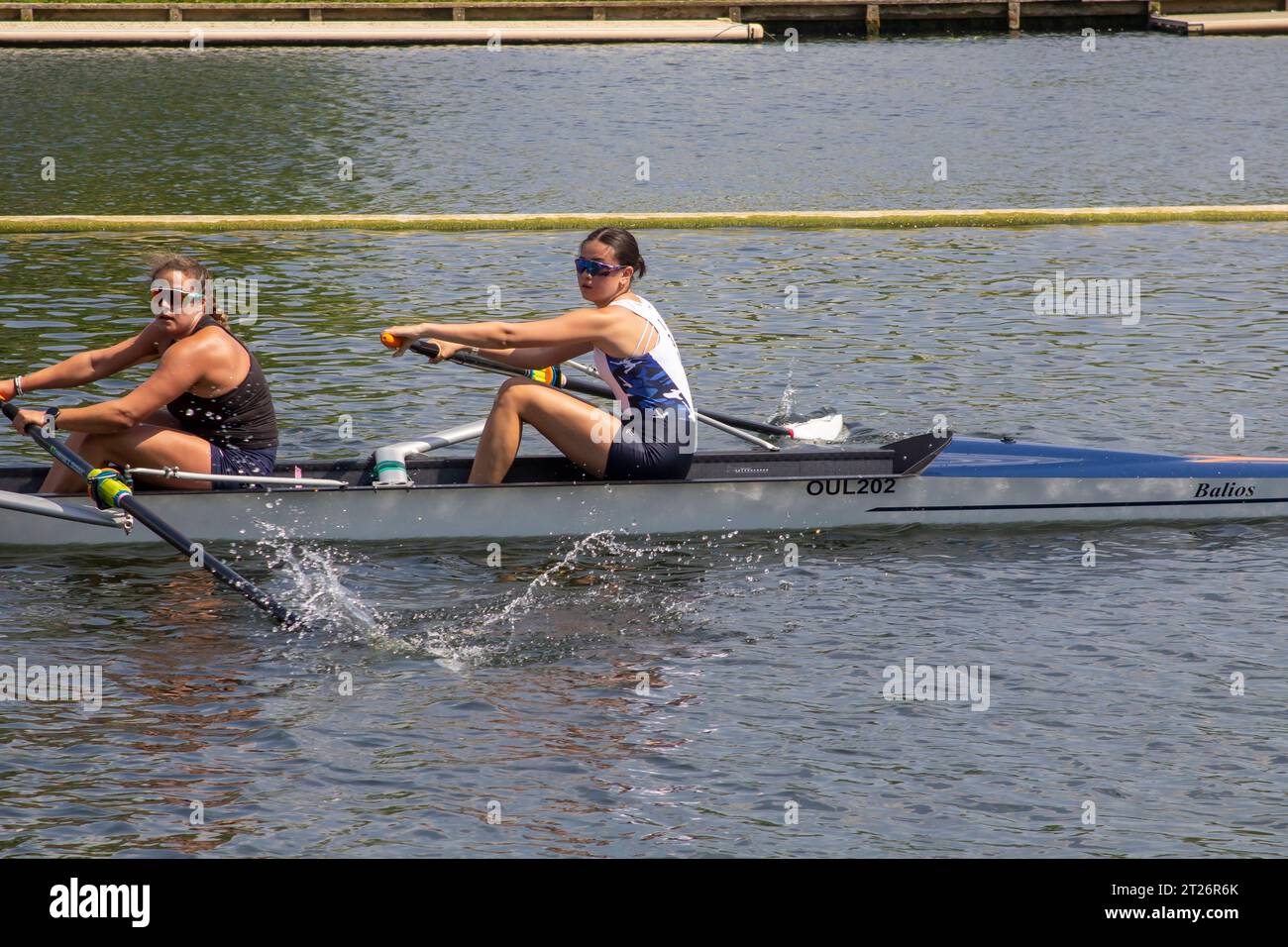 14 giugno 23 donne coppie di tescheri in addestramento sul fiume a Henley-on-Thames nell'Oxfordshire, in preparazione alla regata reale Foto Stock
