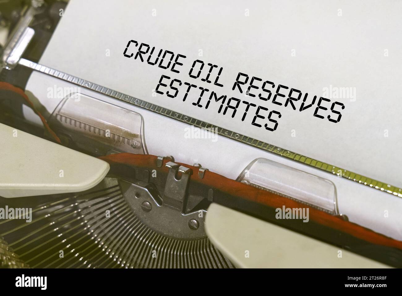 Economia e finanza. Il testo è stampato su una macchina da scrivere - stime delle riserve di petrolio greggio Foto Stock