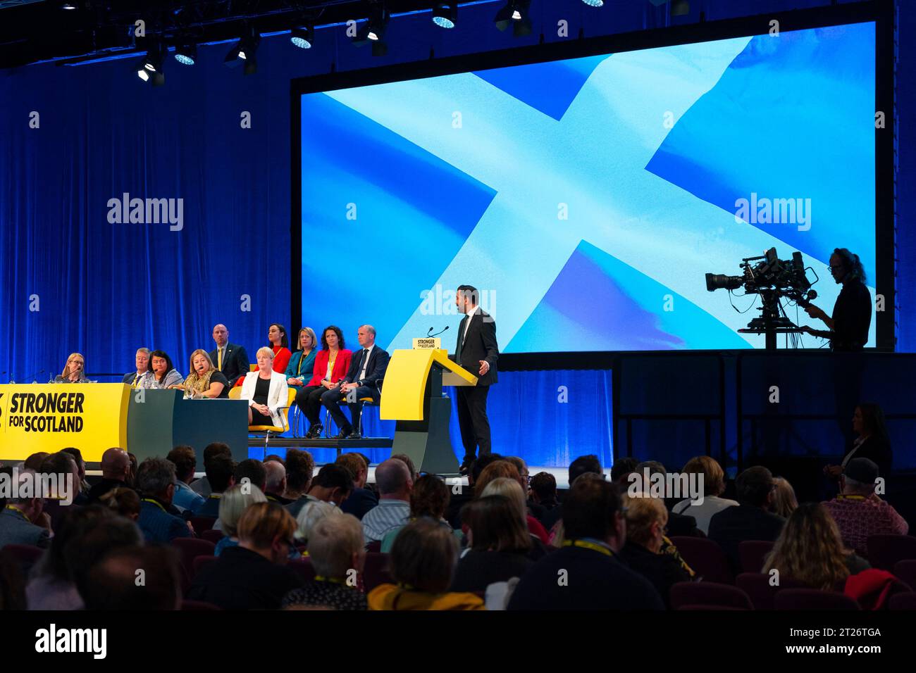 Aberdeen, Scozia, Regno Unito. 17 ottobre 2023. Discorso di chiusura del primo Ministro Humza Yousaf nell'ultimo giorno della 89a conferenza annuale SNP presso l'arena P&J Live di Aberdeen . Iain Masterton/Alamy Live News Foto Stock