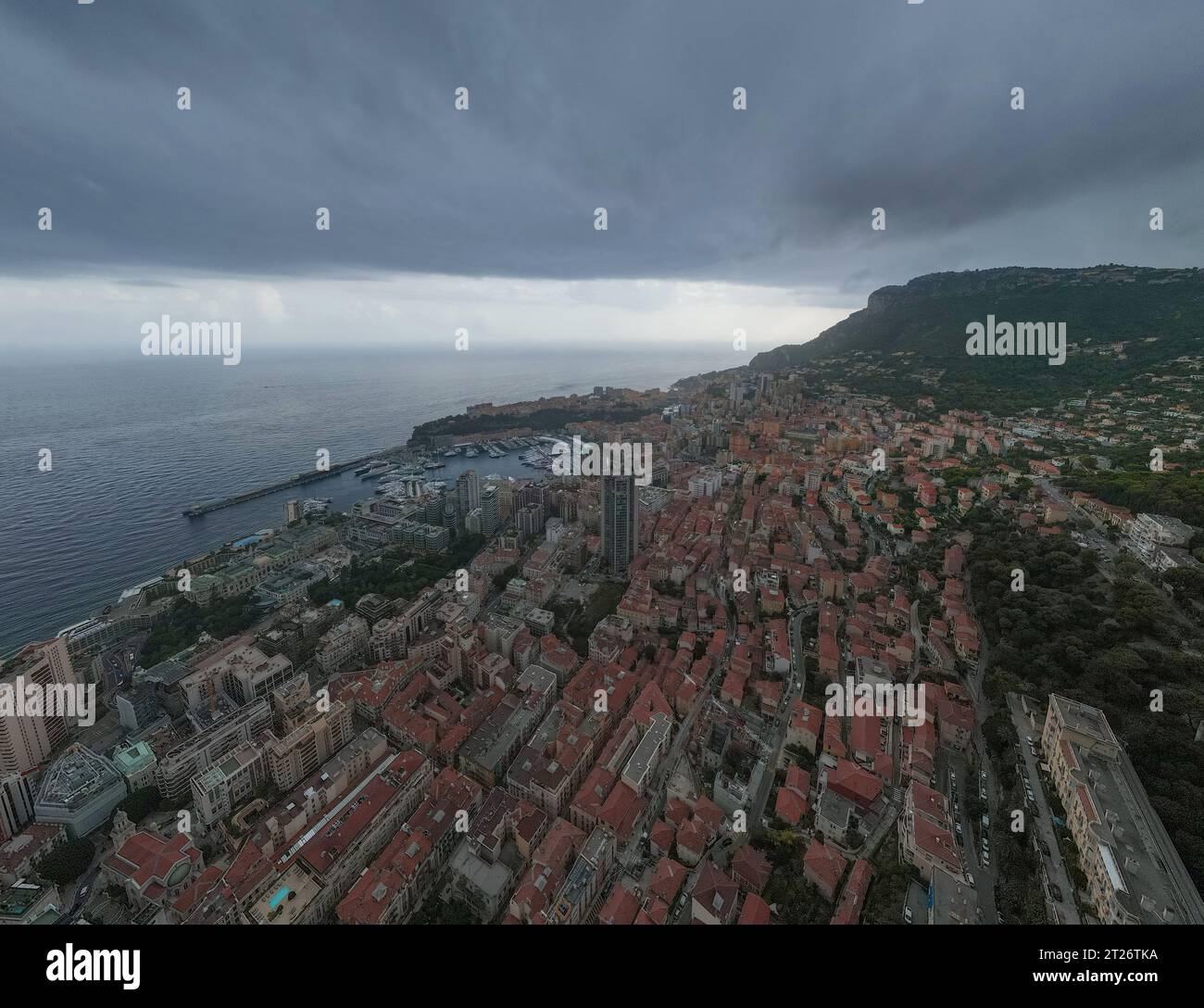 Vista aerea sulla città di Monaco, Monte Carlo. La fotografia è stata scattata da un drone a un'altitudine più elevata dall'alto della città con grattacieli. Foto Stock