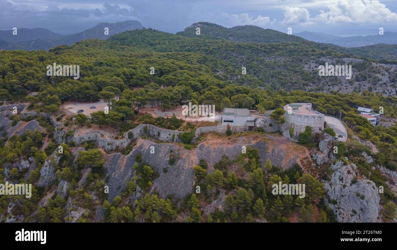 Fotografia aerea di Mémorial du Débarquement et de la Libération en Provence. La fotografia è stata scattata da un drone a un'altitudine più elevata in un giorno di pioggia. Foto Stock