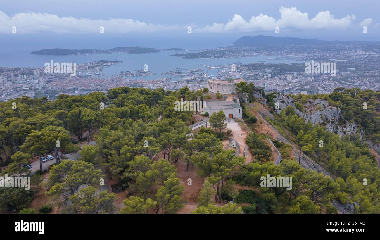 Fotografia aerea di Mémorial du Débarquement et de la Libération en Provence. La fotografia è stata scattata da un drone a un'altitudine più elevata in un giorno di pioggia. Foto Stock